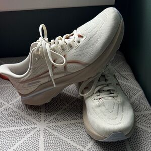 ASICS Gt-2000 13 Cream Athletic Sneakers with Subtle Coral Accent